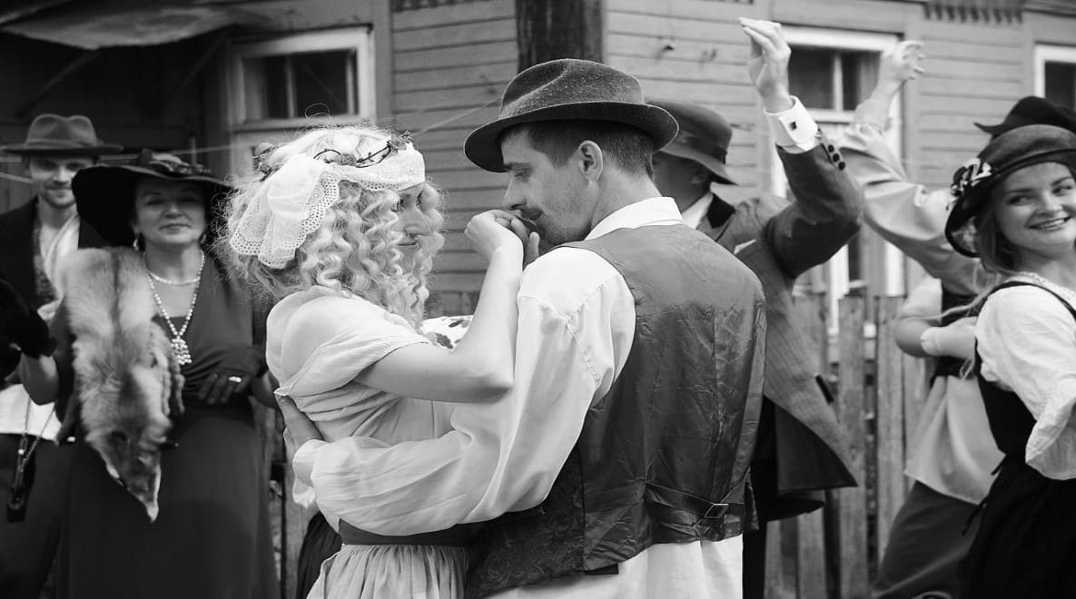 Шмулiк танцуе з Рэбекай i цалуе яе пальчыкi