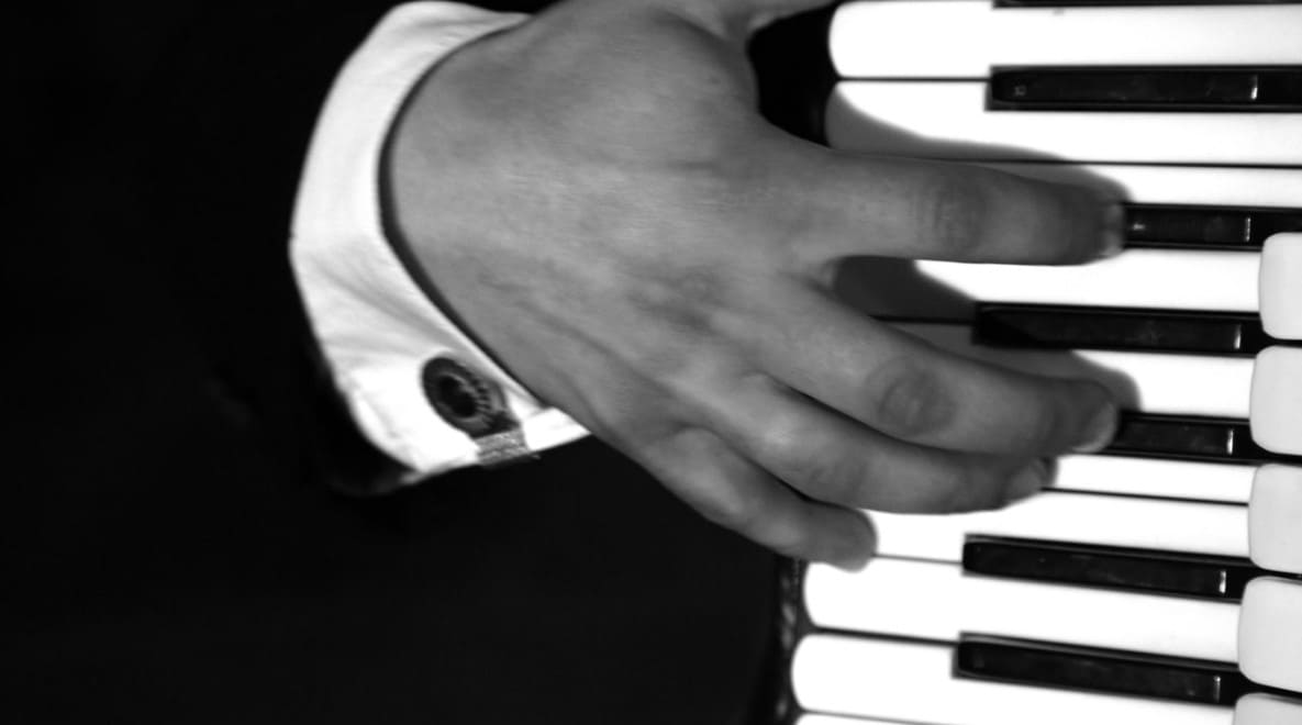 Рука чорта на клавiшах акардэона