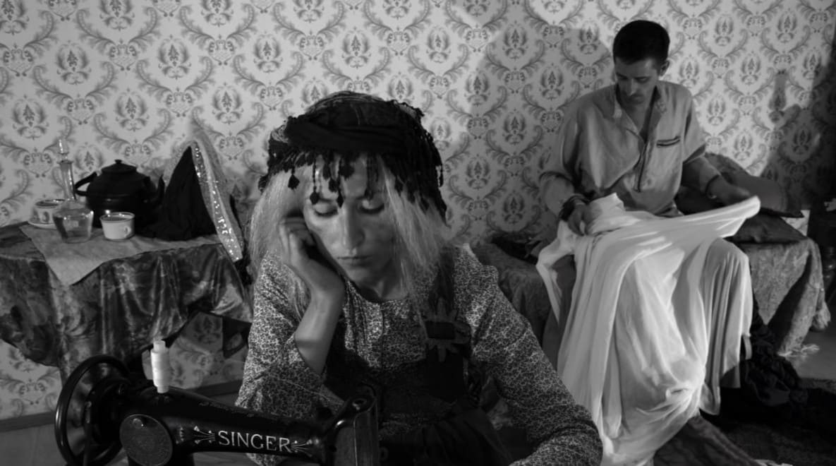 Рэбека i Шмулiк шыюць у апошнюю ноч замову цёцi Софы