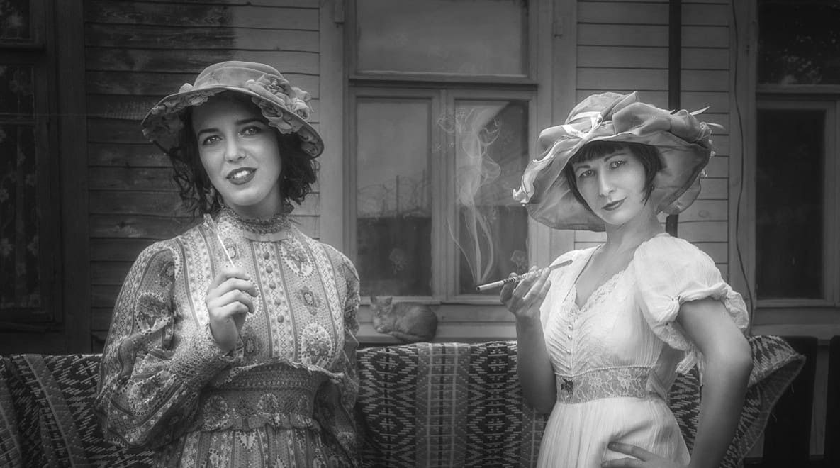 Панначкi - Этл i Цэтл - каля таго самага ЗАВЯДЗЕННЯ цёцi Софы, адна палiць цыгару, другая - смокча ледавік