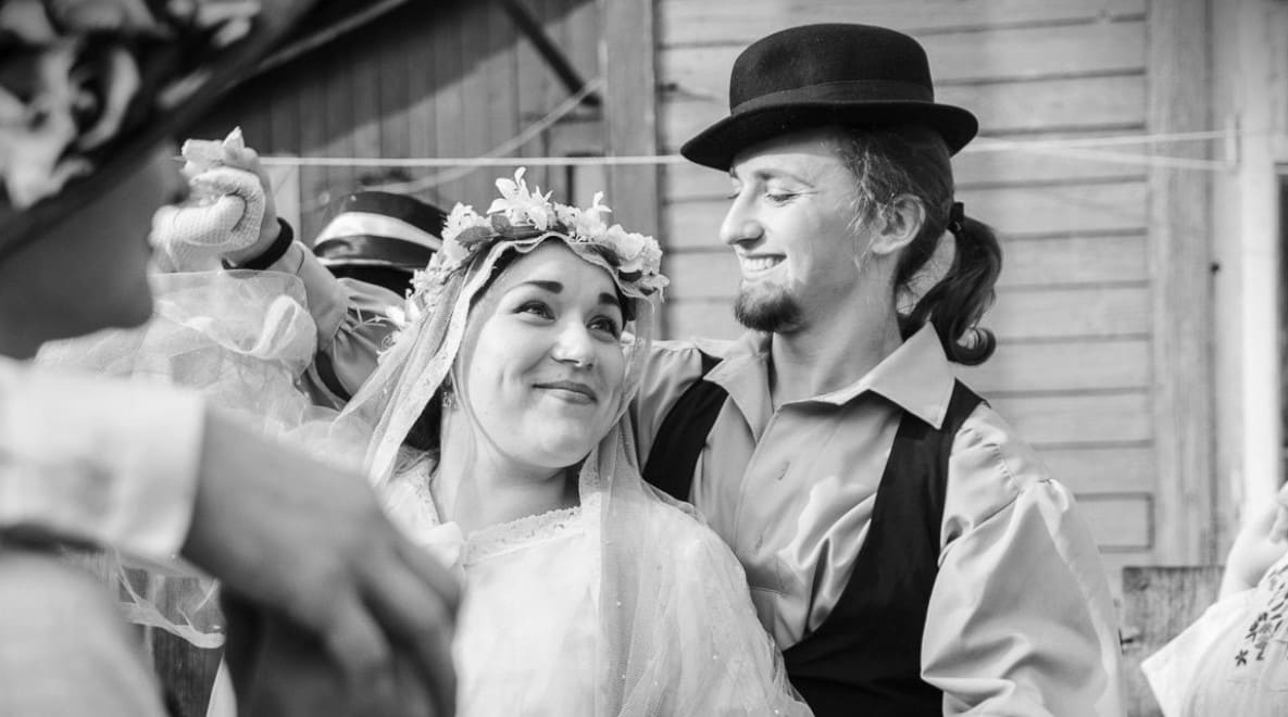 Шчаслiвыя Рэйзл и Фишл танцуюць на сваiм вяселлi