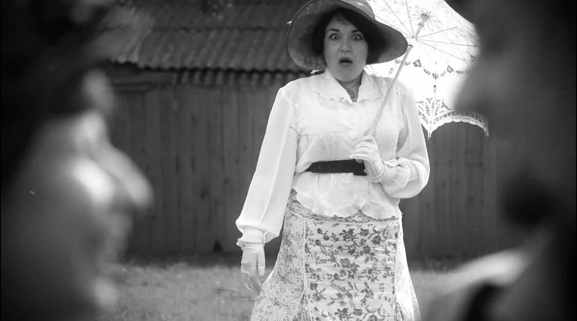 Рэйзл, калi раптоўна ўбачыла свайго каханага, якi мiлуецца с панначкамi цёцi Софы сярод вулiцы